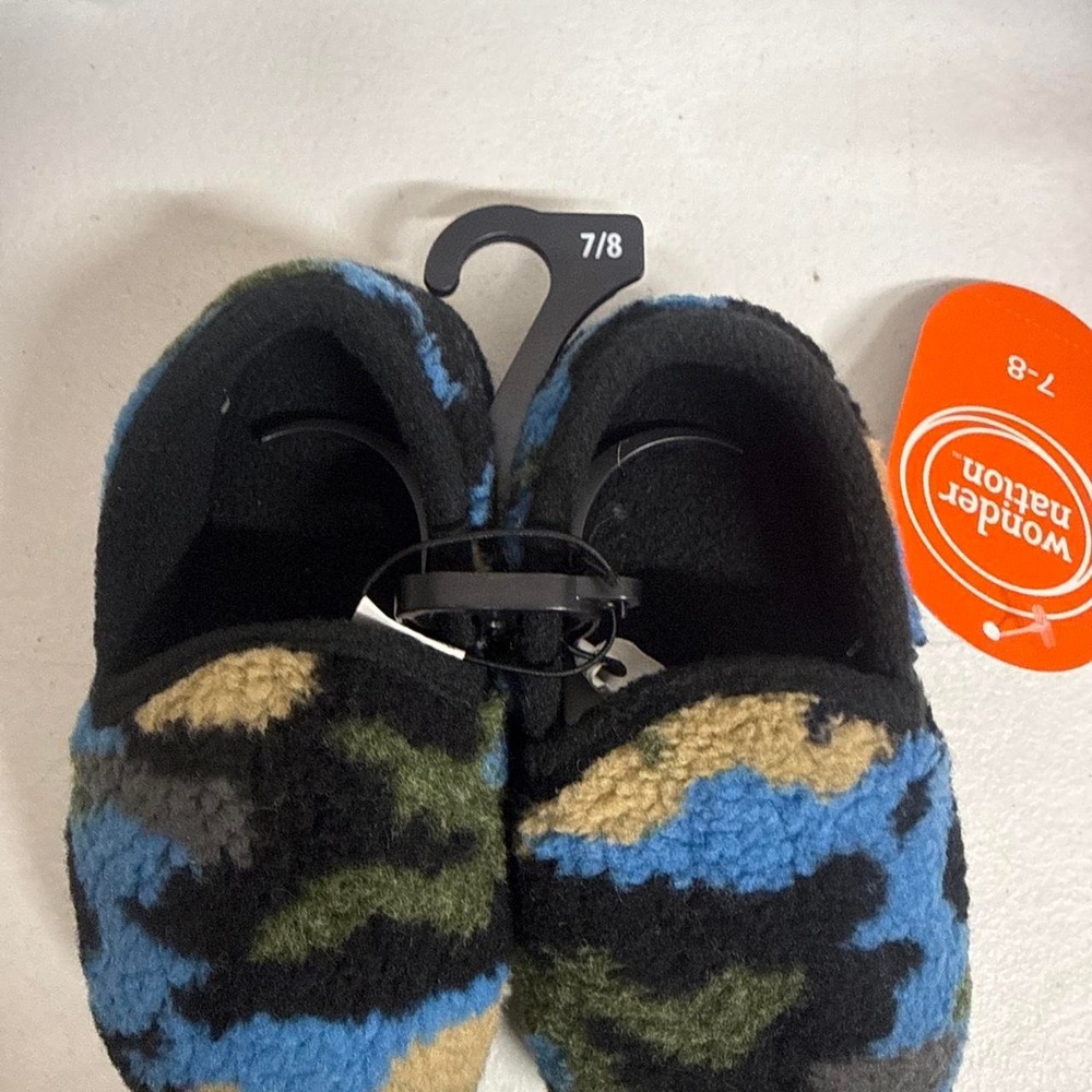 Wonder Nation blue and green kids camo slippers, kids Size US 7/8